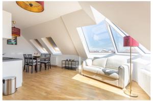 ein Wohnzimmer mit einem weißen Sofa und einem Tisch in der Unterkunft N45 · Penthouse near Schoenbrunn. Amazing Terrasse! N45 in Wien