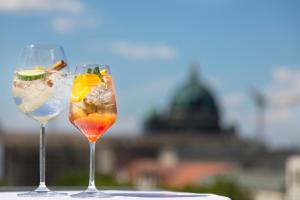 dos copas de vino sentadas sobre una mesa en Capri by Fraser Berlin en Berlín