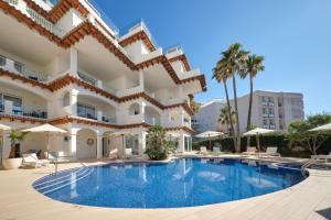 einem Pool vor einem Gebäude in der Unterkunft Hotel Villa Chiquita - Adults Only - Over 12 in Colonia Sant Jordi