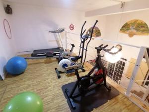 a room with a gym with a exercise bike at Estalagem da Liberdade in Portalegre
