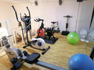 een fitnessruimte met fietsen en fitnessapparatuur in een kamer bij Estalagem da Liberdade in Portalegre