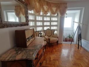 a living room with a tv and a mirror at Estalagem da Liberdade in Portalegre