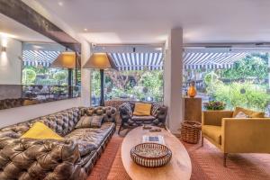 Posezení v ubytování Jacob Shenkin Hotel