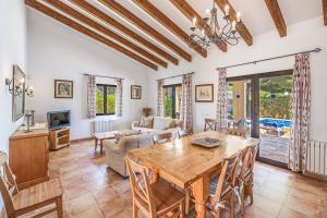 sala de estar con mesa de madera y sofá en Villa Karen, en Sa Ràpita