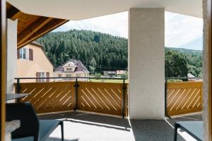 a balcony with a view of the mountains at Moderne 3 Zi-FeWo "Industrial Style" 70 qm Naehe Freiburg in Simonswald