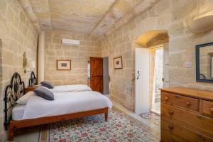 Letto o letti in una camera di Razzett Ghasri