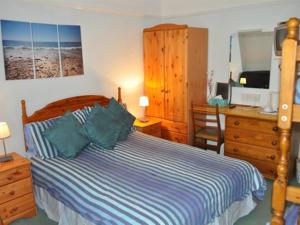 1 dormitorio con 1 cama y escritorio con ordenador en Rob Roy Guest House en Folkestone