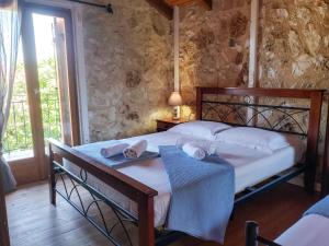 Postel nebo postele na pokoji v ubytování Spasmata Village Stone Maisonette