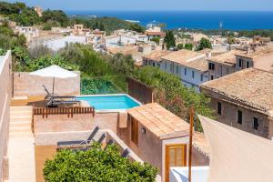 Blick auf eine Villa mit einem Pool in der Unterkunft Can Binitu in Capdepera
