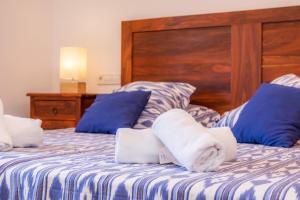 Ein Bett oder Betten in einem Zimmer der Unterkunft Can Binitu