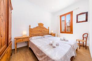 Ein Bett oder Betten in einem Zimmer der Unterkunft Can Binitu