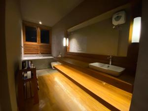 La salle de bains est pourvue d'un lavabo et d'une baignoire. dans l'établissement Atulya Villas Nuwara Eliya, à Nuwara Eliya