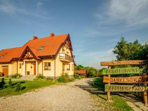 Budynek, w którym mieści się gospodarstwo agroturystyczne