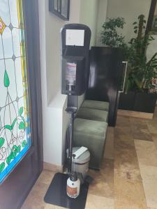 una máquina de venta de entradas en una habitación con silla en Hotel Belleville en Iaşi