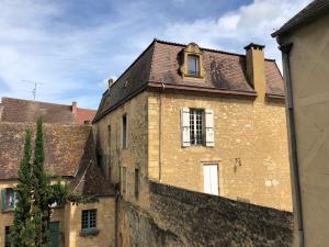 an old brick building with a window on top of it at Les Appartements Chambon in Sarlat-la-Canéda