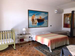 基亞瓦里的住宿－B&B La Luna，卧室配有一张床,墙上挂有绘画作品