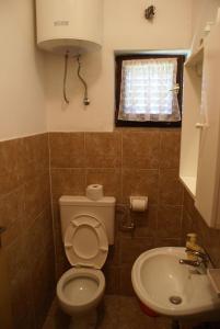 ein Bad mit einem WC und einem Waschbecken in der Unterkunft Apartment Marija K in Krk
