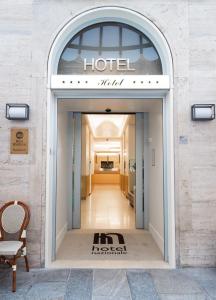 una puerta a un hotel con un cartel en Best Western Hotel Nazionale en Sanremo