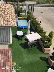 an overhead view of a backyard with a table and a pool at B&B Dimmito in Cerignola