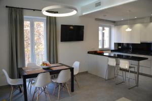 a kitchen and dining room with a table and chairs at LUMINOSO Y MODERNO APARTAMENTO EN EL CENTRO in Granada