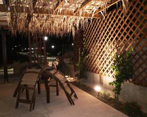 d'une terrasse avec une table en bois et un toboggan. dans l'établissement Marika Apartments, à Mastichari