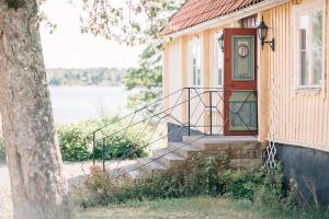 a house that is next to a body of water at Lidö Värdshus in Lidö