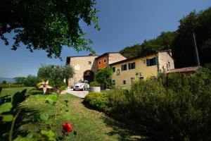 a house with a car parked in a yard at Villa Vitis in Negrar