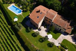 an overhead view of a large house with a swimming pool at Villa Vitis in Negrar