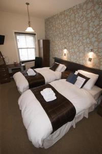 
A bed or beds in a room at The Mowbray

