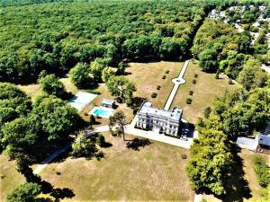 Le Boulay-MorinChâteau du Boulay Morin的田野上大房子的空中景观