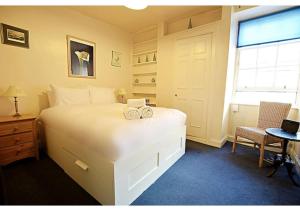 1 dormitorio con 1 cama con 2 toallas en ALTIDO Gorgeous 2-bed flat near Edinburgh Castle en Edimburgo