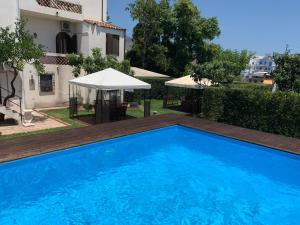 Басейн в John Sea Suites або поблизу