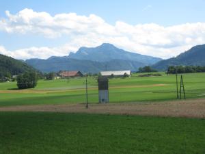 Vista generica sulle montagne o vista sulle montagne dall'interno dell'affittacamere