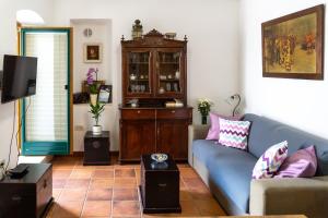 een woonkamer met een blauwe bank en een kast bij Apartments Linda in Makarska