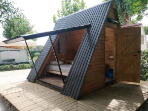 a small dog house with a black roof at Solmeco Park in Aldeia do Meco