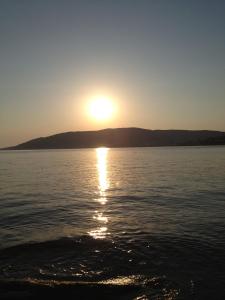 einen Sonnenuntergang über einem Wasserkörper in der Unterkunft Villa Maniati Studios in Agios Petros