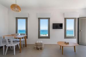 TV a/nebo společenská místnost v ubytování Kymo Luxury Suites Paros
