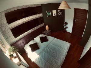 an overhead view of a bedroom with a large bed at Bursztyn Lasu in Gdynia