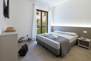 a bedroom with a bed with two towels on it at Agriturismo De Bas in Riva del Garda