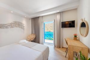 Θέα της πισίνας από το Dolphin Bay Family Beach Resort ή από εκεί κοντά