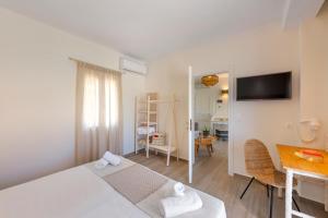 Telewizja i/lub zestaw kina domowego w obiekcie Dolphin Bay Seaside Resort & Suites