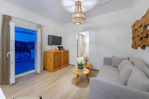 Telewizja i/lub zestaw kina domowego w obiekcie Dolphin Bay Seaside Resort & Suites