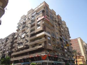 un edificio alto con balcones a un lado. en Osiris Hotel Cairo en El Cairo