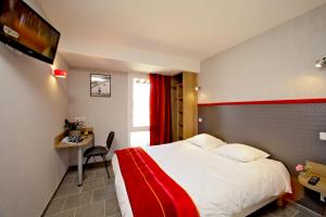 A bed or beds in a room at The Originals City, Hôtel Albizia, Sarlat-la-Canéda (Inter-Hotel)