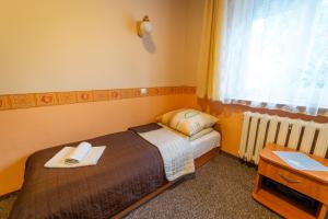 Un pat sau paturi într-o cameră la Willa Tabu - Mikołajki Centrum