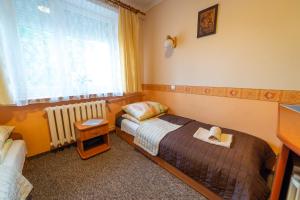 1 dormitorio con 2 camas individuales y ventana en Willa Tabu - Mikołajki Centrum, en Mikołajki