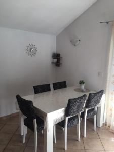 uma mesa de jantar e cadeiras num quarto em Apartmani Ema em Sveti Filip i Jakov
