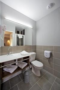 A bathroom at The Originals City, Hôtel Albizia, Sarlat-la-Canéda (Inter-Hotel)