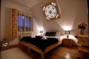 sypialnia z łóżkiem i oknem w obiekcie Zakątek u Pary w Białym Dunajcu