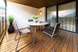 een eetkamer met een tafel en stoelen op een balkon bij Gerharts Premium City Living - center of Brixen with free parking and Brixencard in Bressanone